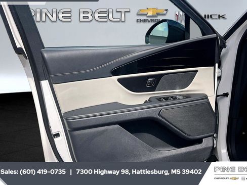 Used 2024 Lincoln Nautilus Premier image 17