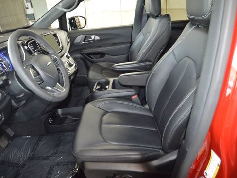 Used 2025 Chrysler Pacifica Select AWD/4WD image 26