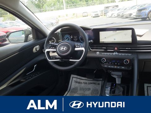New 2025 Hyundai Elantra Limited image 19