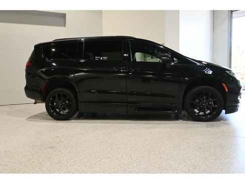 Used 2023 Chrysler Pacifica Touring-L w/ S Appearance Package FWD image 5