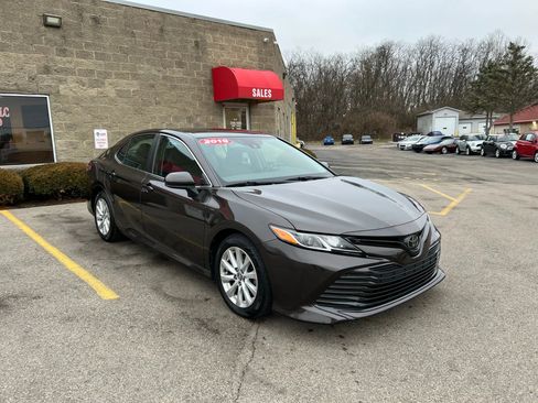 Used 2019 Toyota Camry XLE image 3