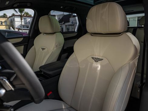 Used 2025 Bentley Bentayga V8 image 11