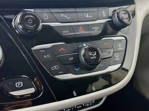 Used 2024 Chrysler Pacifica Touring-L FWD image 18