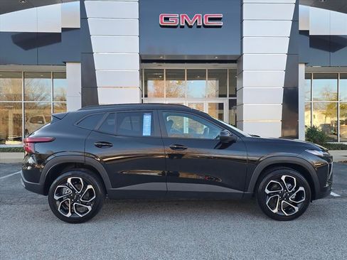 Certified 2025 Chevrolet Trax RS w/ Driver Confidence Package image 2