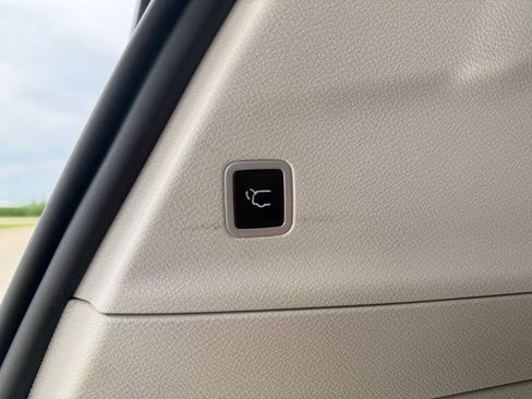 Used 2024 Chrysler Pacifica Touring-L FWD image 30