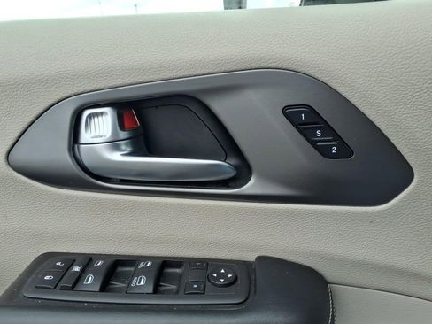 Used 2022 Chrysler Pacifica Touring-L image 14