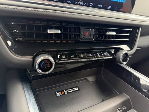 Used 2025 Chevrolet Suburban Z71 image 23