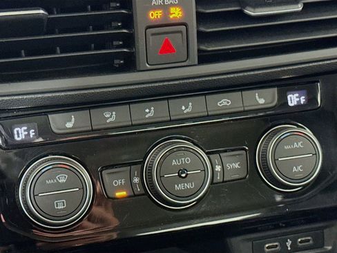 Certified 2023 Volkswagen Jetta SE w/ Panoramic Sunroof Package FWD image 19