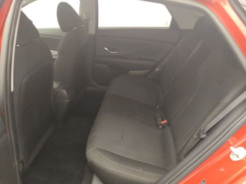 Used 2021 Hyundai Elantra SE FWD image 18