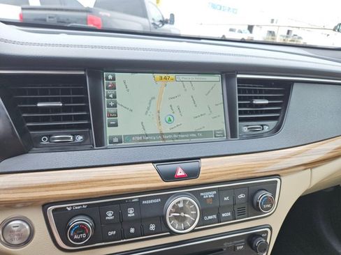 Used 2018 Kia Cadenza Premium w/ Luxury Package FWD image 19