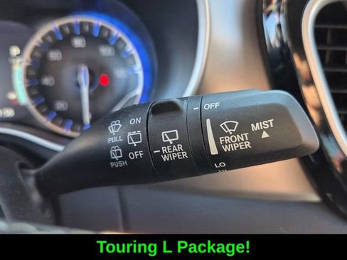 Used 2024 Chrysler Pacifica Touring-L FWD image 30
