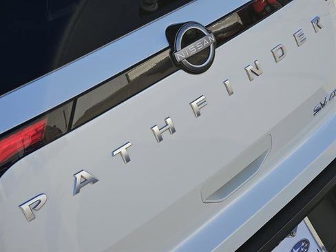 Used 2024 Nissan Pathfinder SV image 9