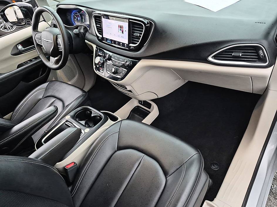 Used 2024 Chrysler Pacifica Touring-L FWD image 34