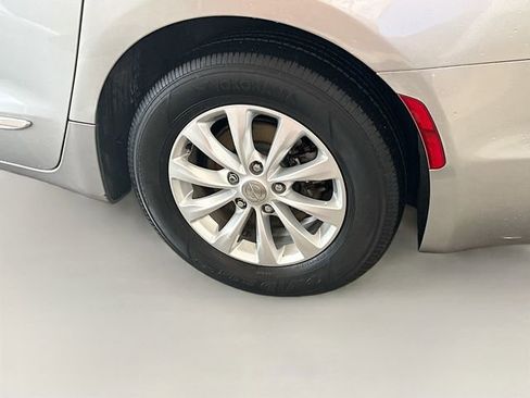 Used 2019 Chrysler Pacifica Touring-L FWD image 28