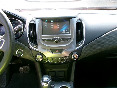 Used 2018 Chevrolet Cruze LT w/ Convenience Package image 15