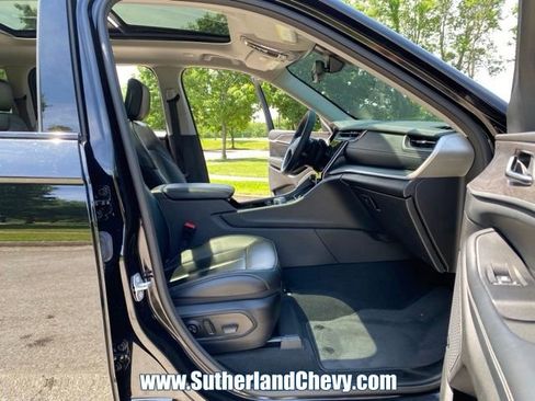 Used 2023 Jeep Grand Cherokee Limited w/ Black Appearance Package AWD/4WD image 17