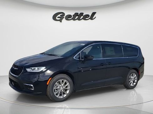 New 2026 Chrysler Pacifica Limited image 4