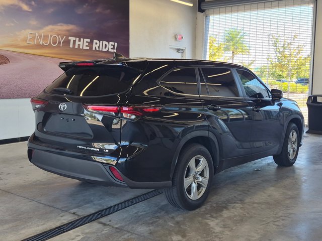 Used 2024 Toyota Highlander LE FWD image 5