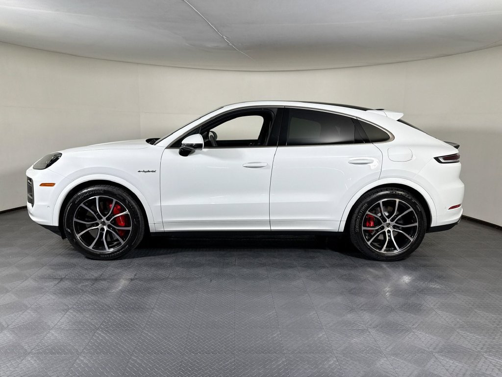 Certified 2025 Porsche Cayenne Turbo AWD/4WD image 2