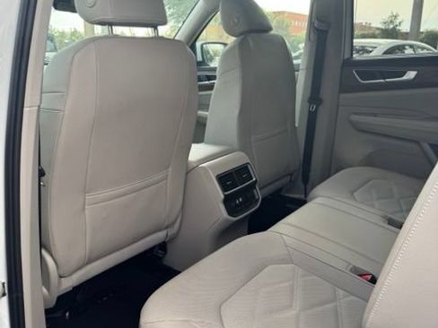 Used 2025 Volkswagen Atlas SE FWD image 8