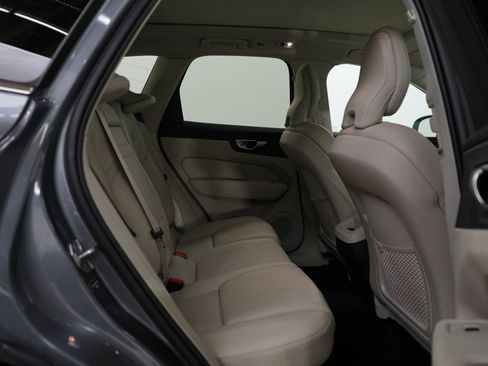 Used 2021 Volvo XC60 T5 Momentum w/ Premium Package image 10