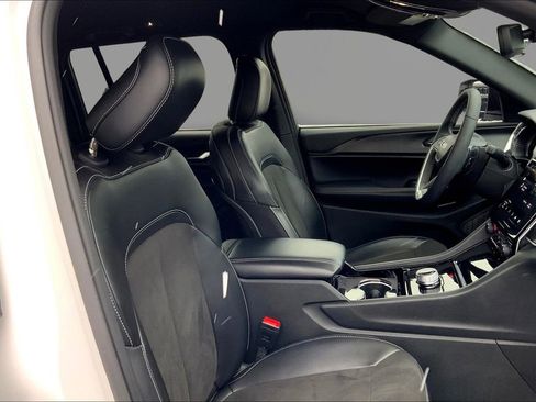 Used 2023 Jeep Grand Cherokee Altitude image 21