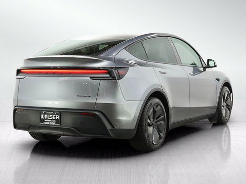 Used 2026 Tesla Model Y AWD image 5