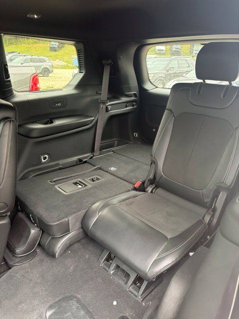 Used 2024 Jeep Grand Cherokee L Altitude AWD/4WD image 11