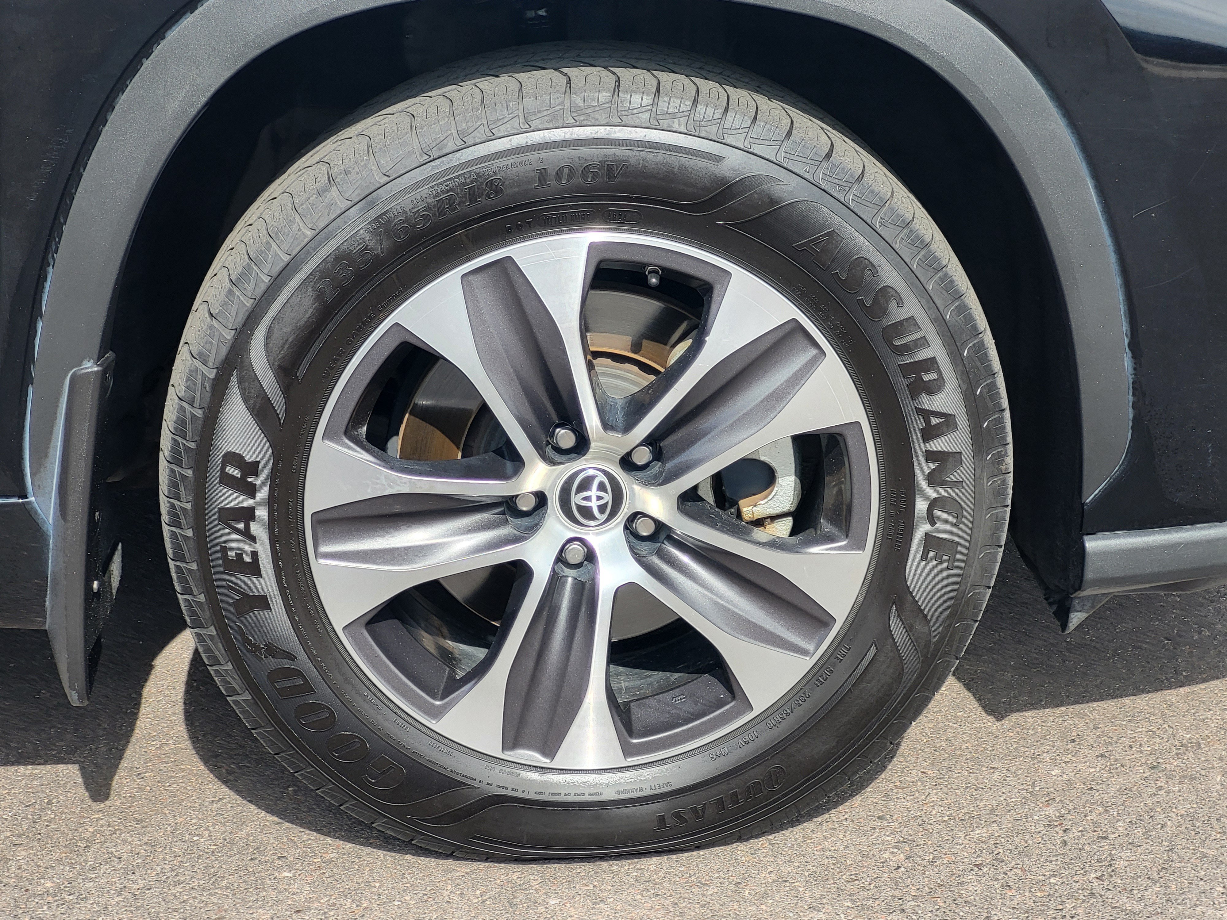 Used 2022 Toyota Highlander XLE AWD/4WD image 8