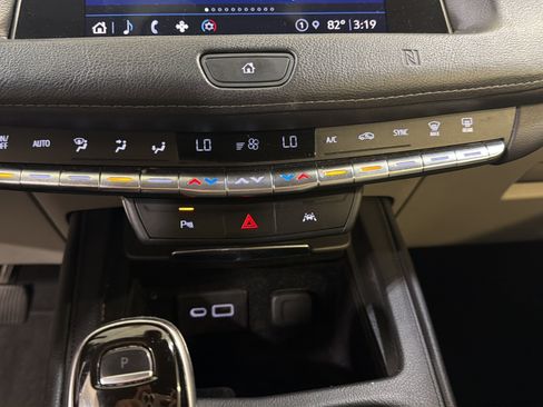 Used 2021 Cadillac XT4 Luxury w/ Driver Awareness Package FWD image 18