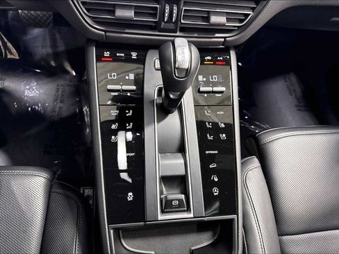 Used 2025 Porsche Macan AWD/4WD image 39