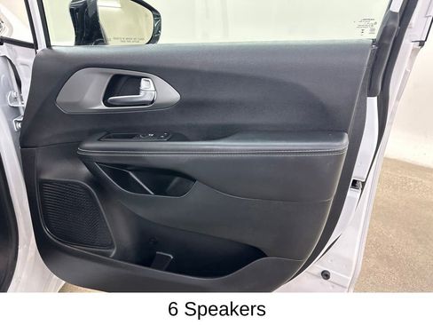 Used 2025 Chrysler Pacifica Select FWD image 20