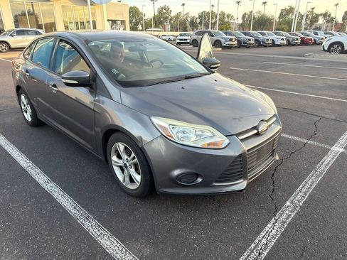 Used 2014 Ford Focus SE FWD image 2