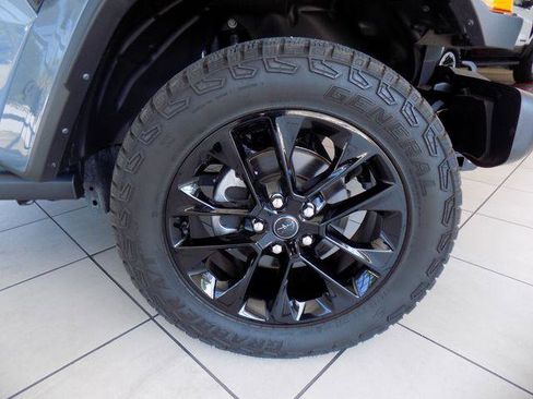 Certified 2024 Jeep Gladiator Sport AWD/4WD image 12