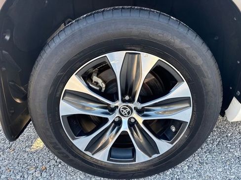 Used 2020 Toyota Highlander XLE image 12