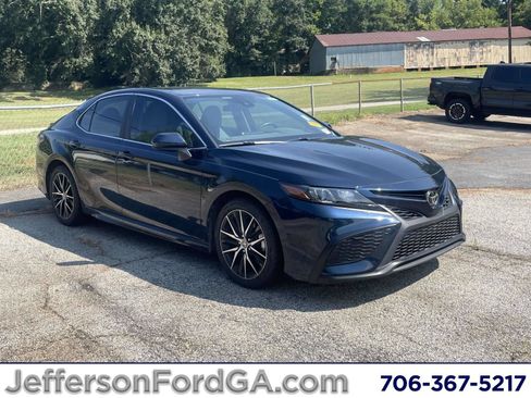 Used 2021 Toyota Camry SE FWD image 1