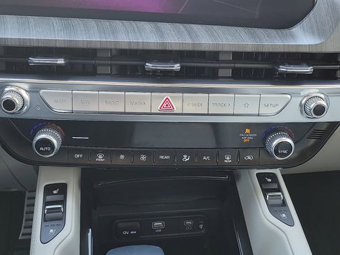 Used 2024 Kia Telluride SX w/ Towing Package image 15