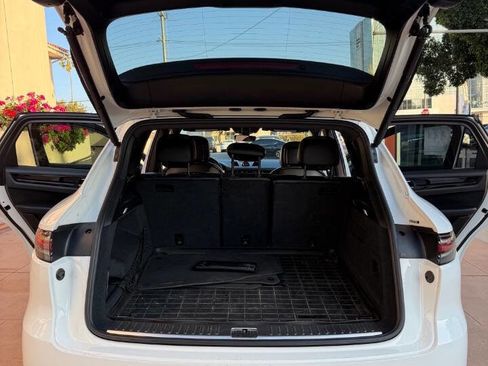 Used 2019 Porsche Cayenne w/ Premium Package image 28