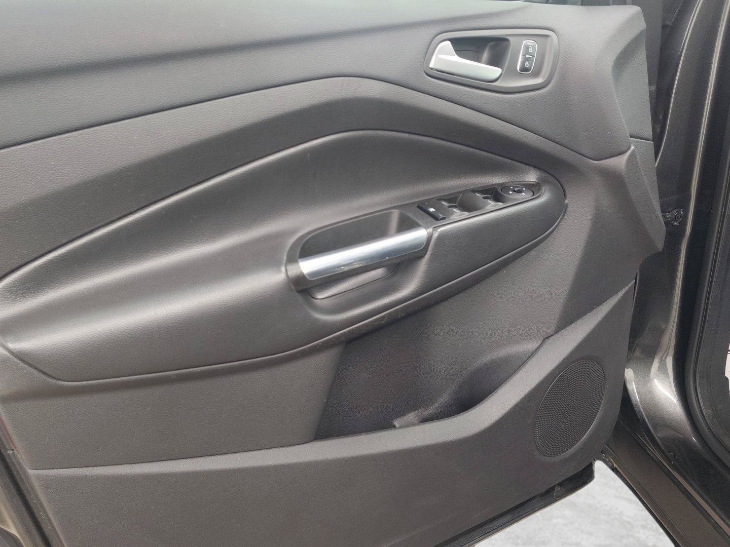 Used 2017 Ford Escape SE FWD image 4