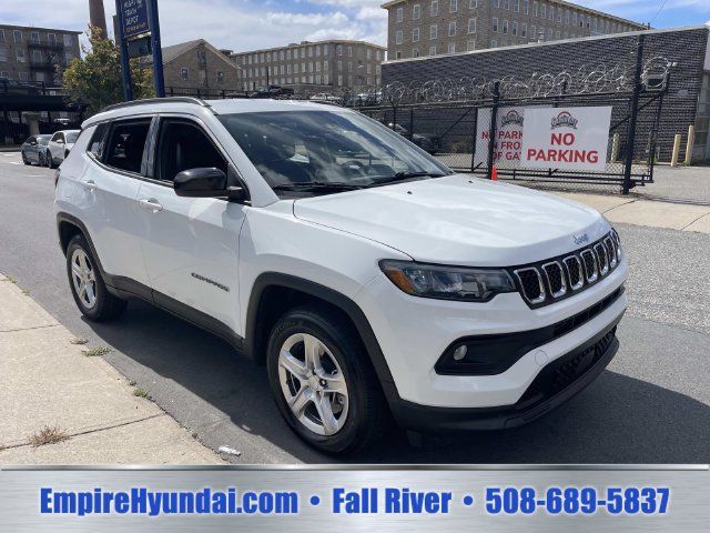 Used 2024 Jeep Compass Latitude AWD/4WD image 2