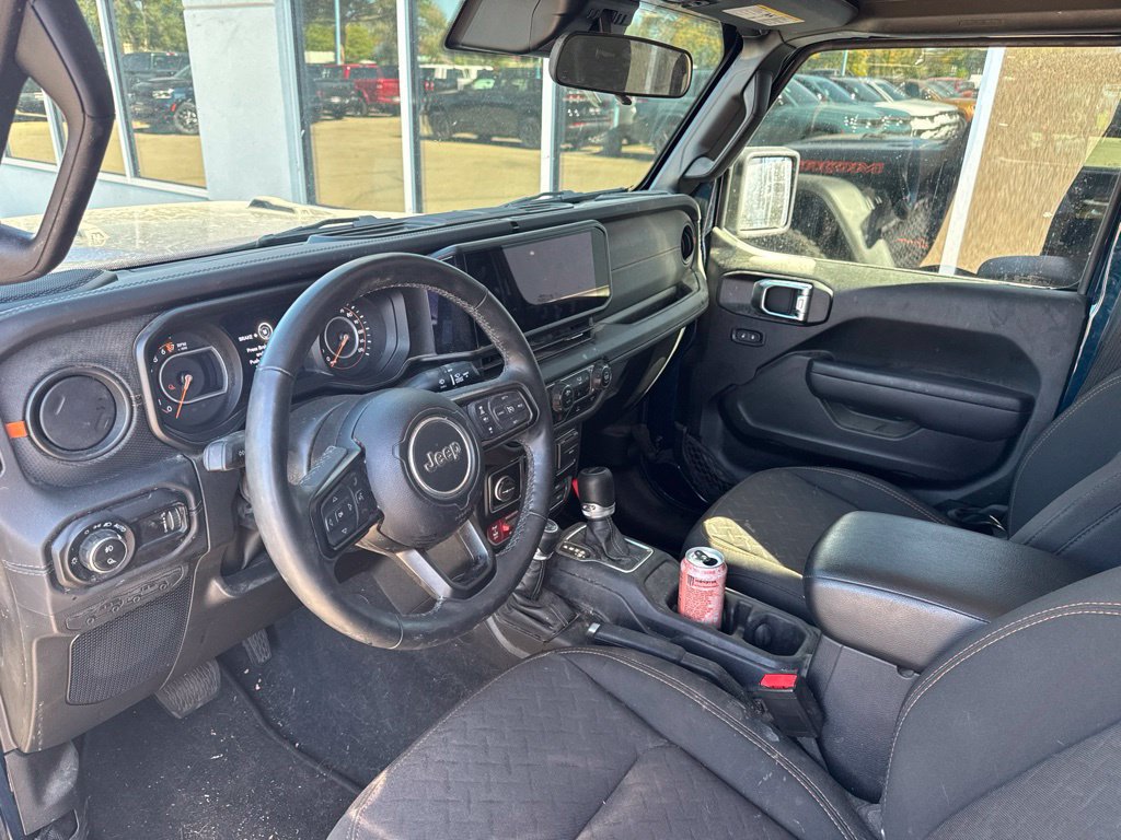 Used 2025 Jeep Gladiator Mojave w/ Convenience Group AWD/4WD image 4