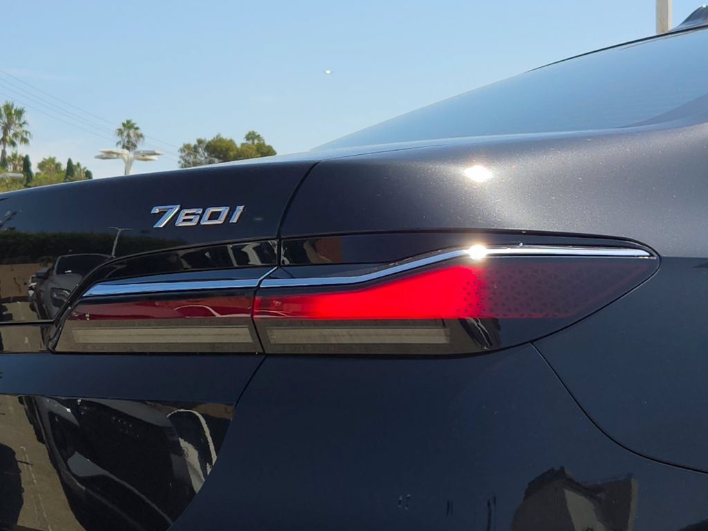 Used 2024 BMW 760i xDrive AWD/4WD image 4