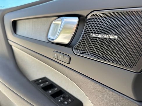 Used 2025 Volvo XC40 B5 Plus w/ Protection Package Premier image 17