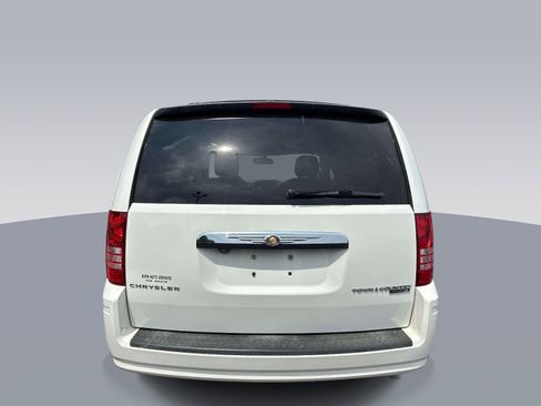 Used 2010 Chrysler Town & Country Touring Plus FWD image 4