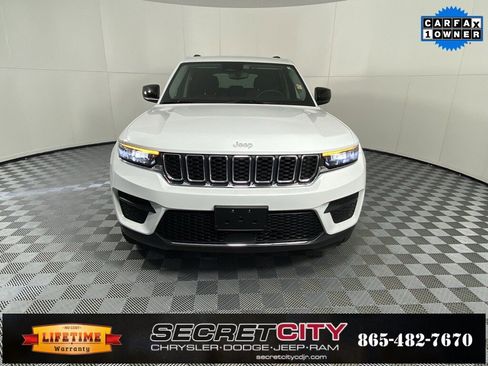 Used 2023 Jeep Grand Cherokee Laredo image 2