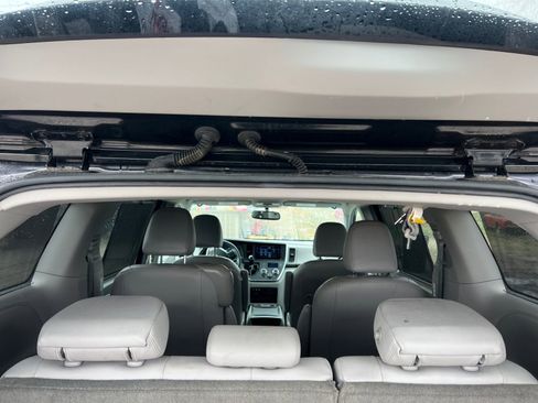 Used 2017 Toyota Sienna XLE image 28