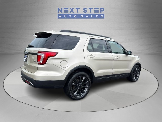 Used 2017 Ford Explorer XLT w/ Equipment Group 202A AWD/4WD image 8