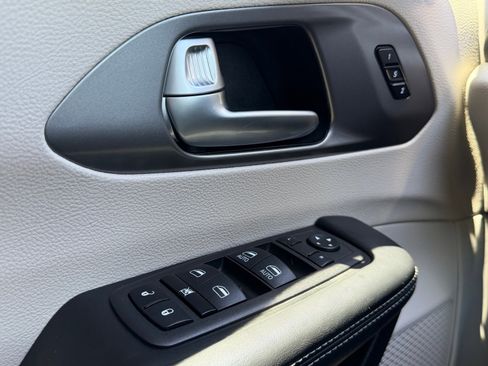 Used 2024 Chrysler Pacifica Touring-L FWD image 30