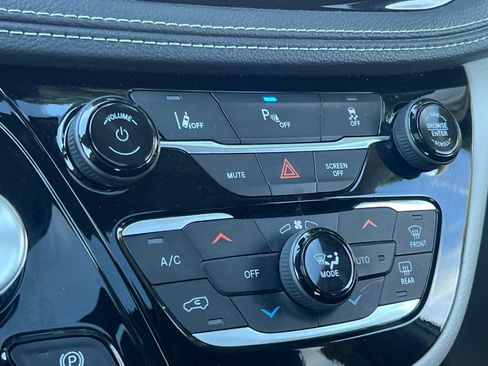 Used 2023 Chrysler Pacifica Limited image 26