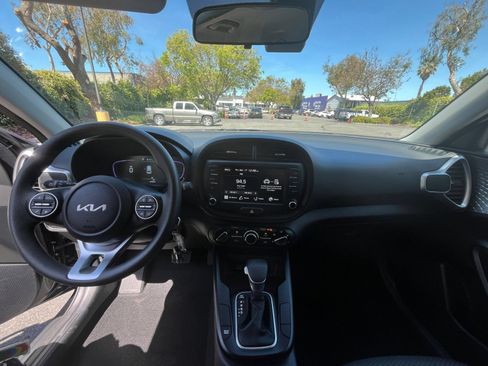 Used 2025 Kia Soul LX w/ LX Technology Package FWD image 30
